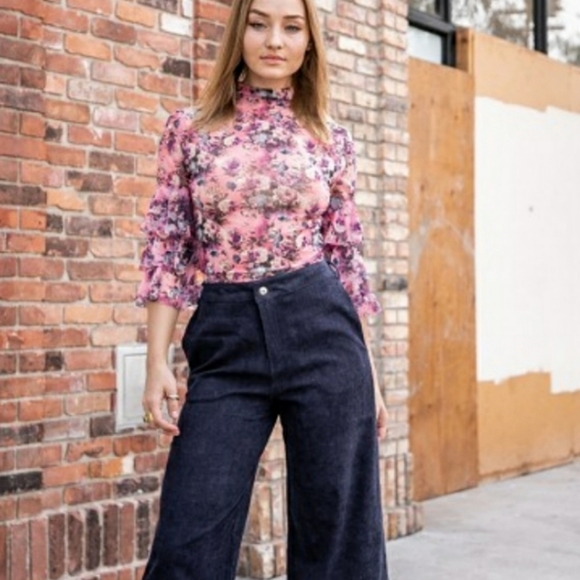 🌼New boutique floral sheer top - Picture 3 of 9